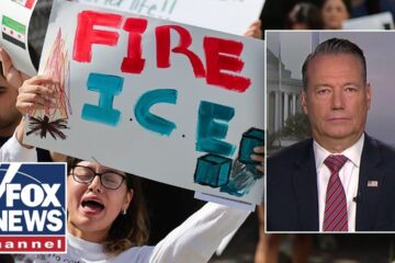 BREAKING: Anti-ICE protesters gather at facility near Chicago